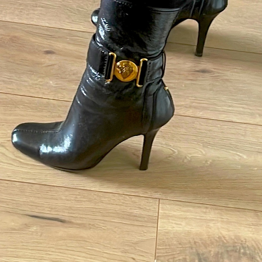Vintage Gucci Size 8 patent leather